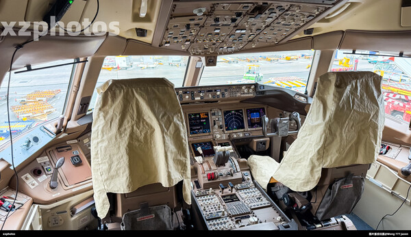 D-AALV驾驶舱