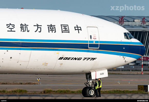 南航77F