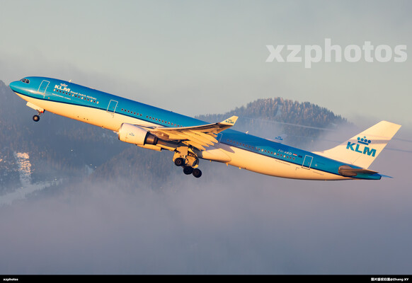 PH-AKD