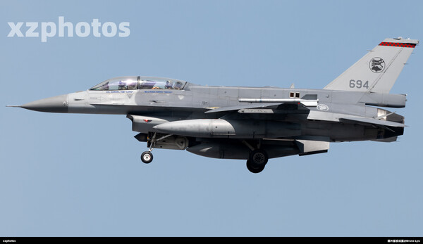 F16