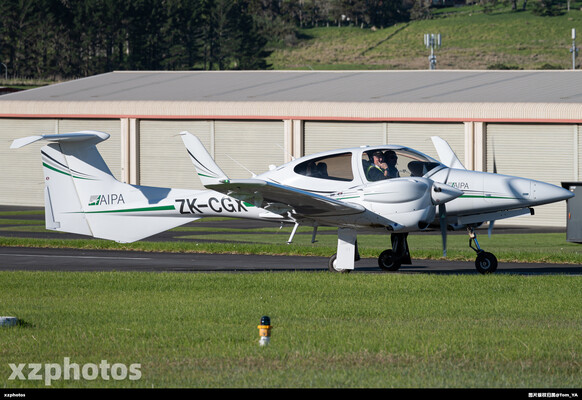 Diamond DA42 Twin Star ZK-CGX滑行右