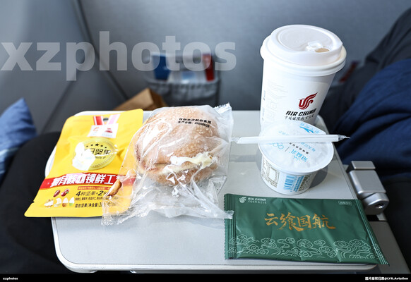 CA1267北京首都-西宁曹家堡经济舱餐食