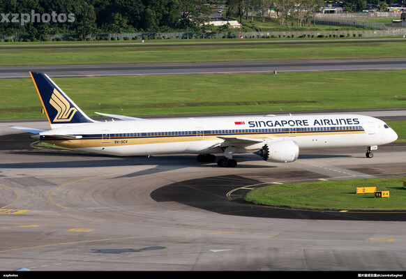Singapore Airlines B78X taxiing for departure