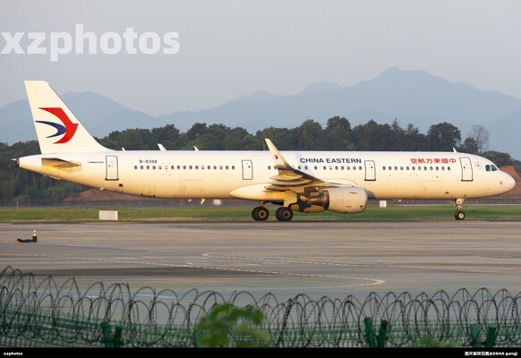夕阳下的东航A321