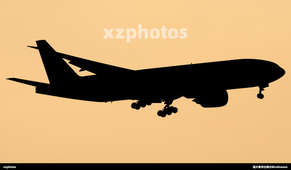 DHL B777 降落上海浦东机场