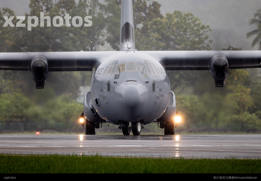 C130运输机坠毁致15死30伤 机场紧急关闭