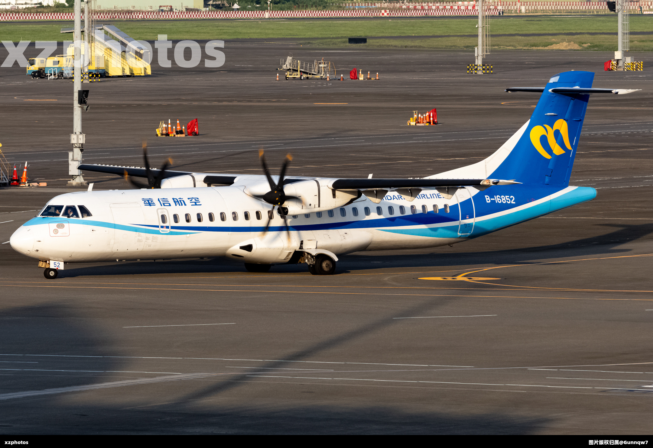 華信航空B-16852