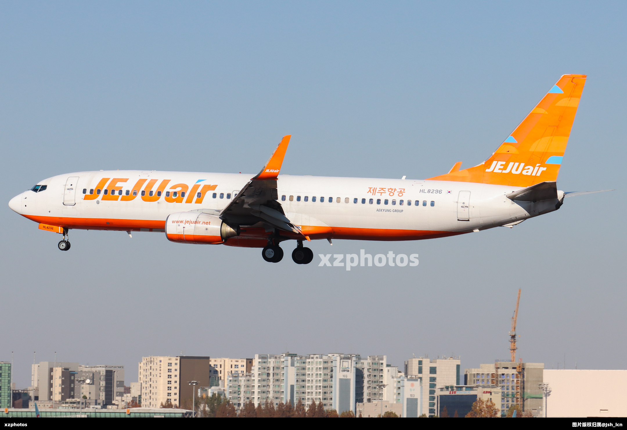 737