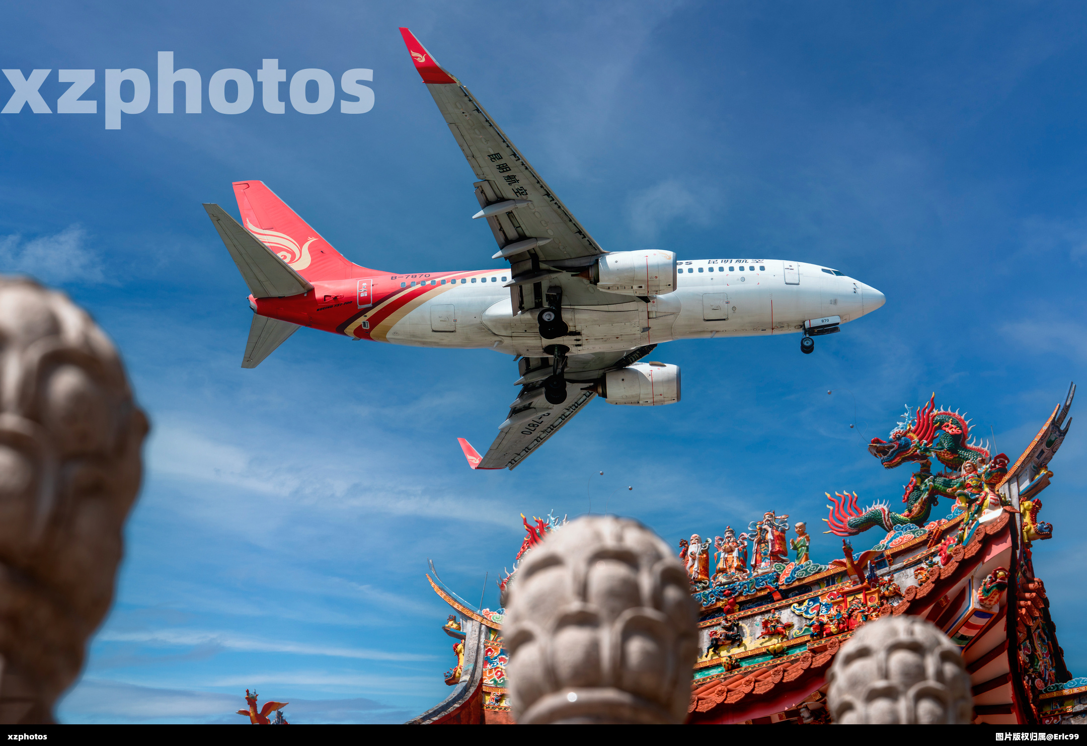 飛機廟宇同框