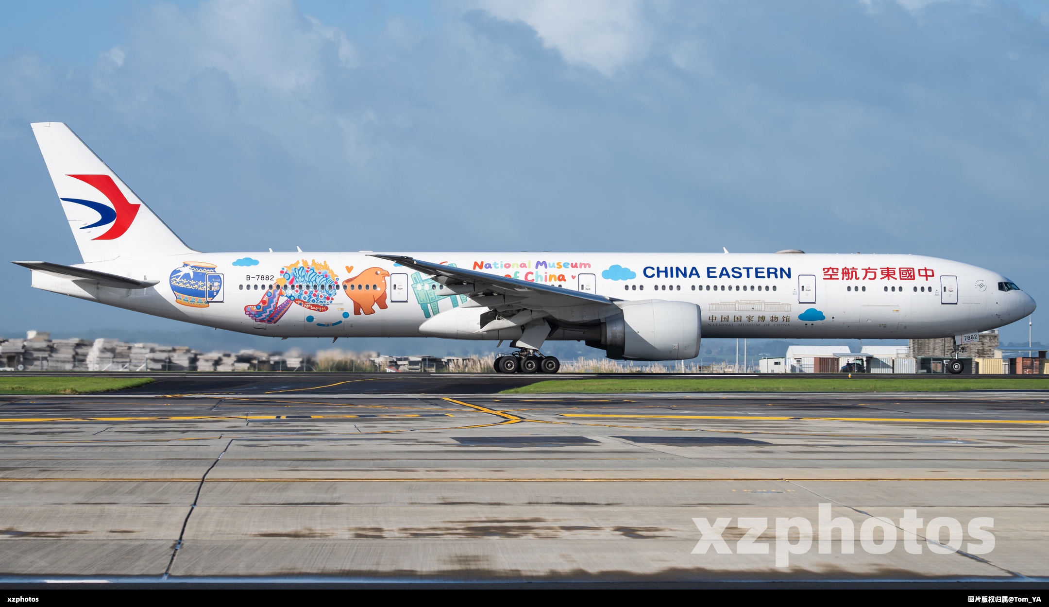 东航777国博彩绘降落奥克兰机场