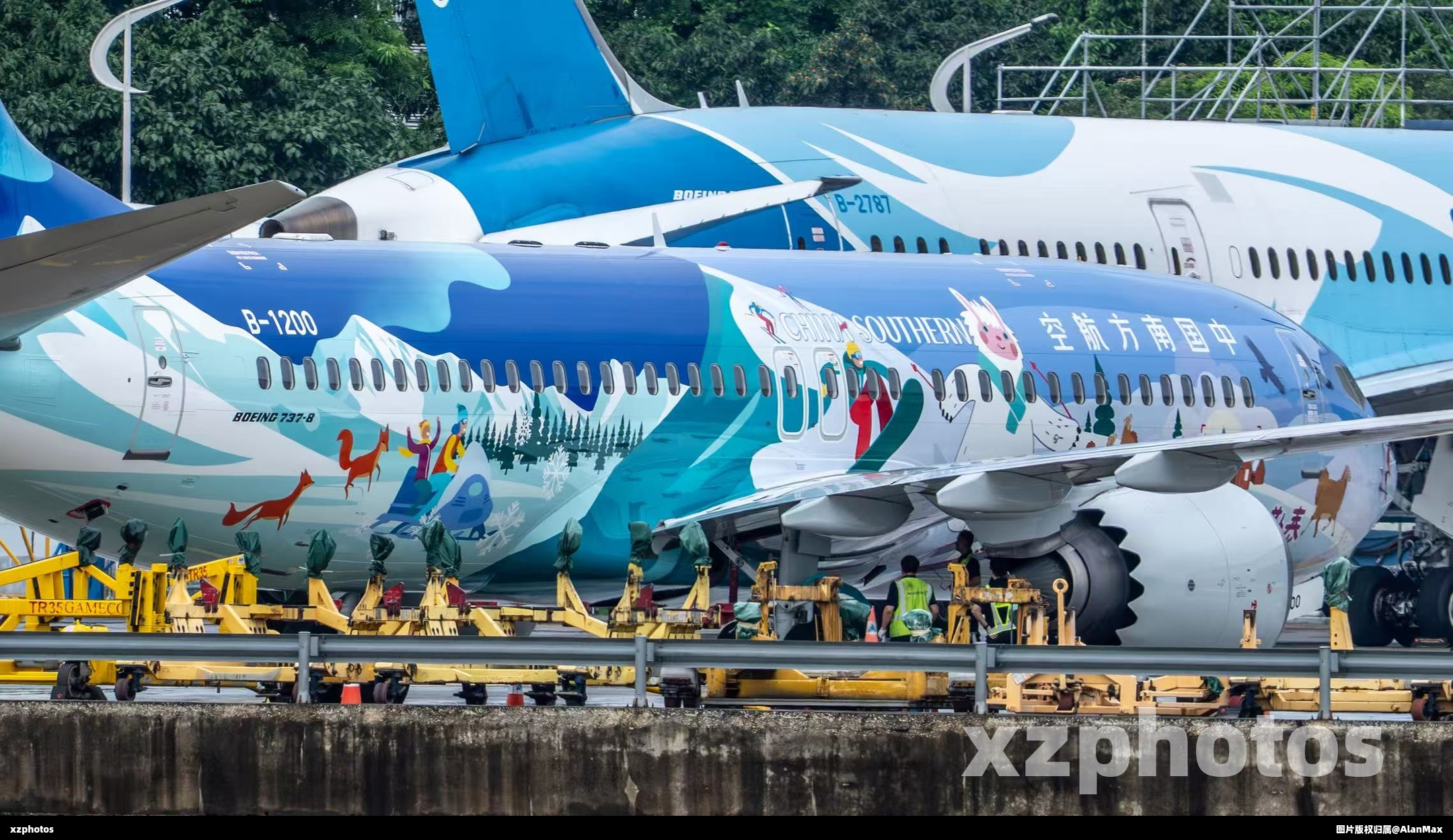 南航全新波音737MAX8萌系彩绘机亮相