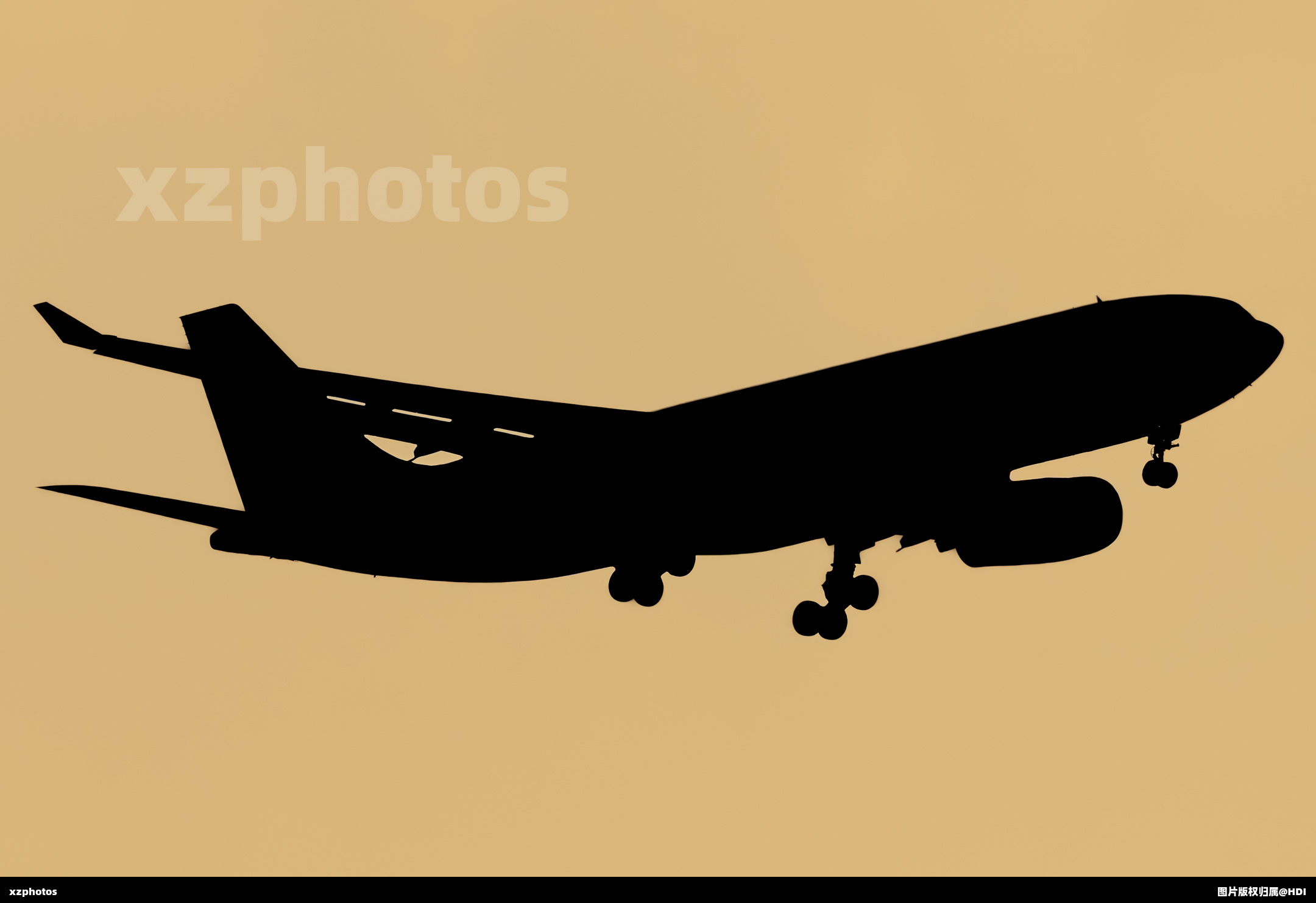 夕阳下的Airbus A330-243
