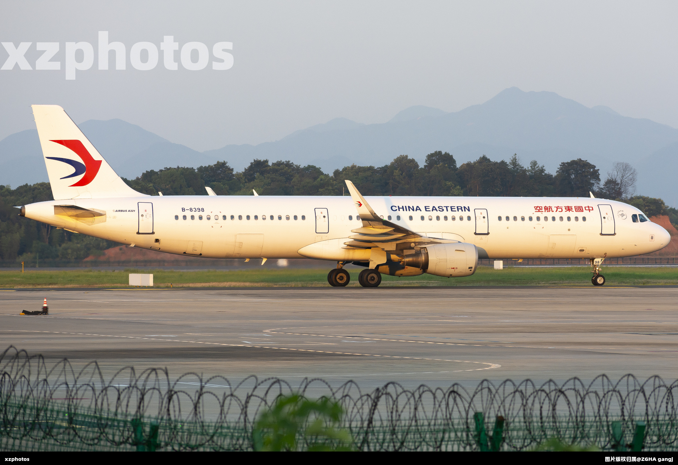 夕阳下的东航A321
