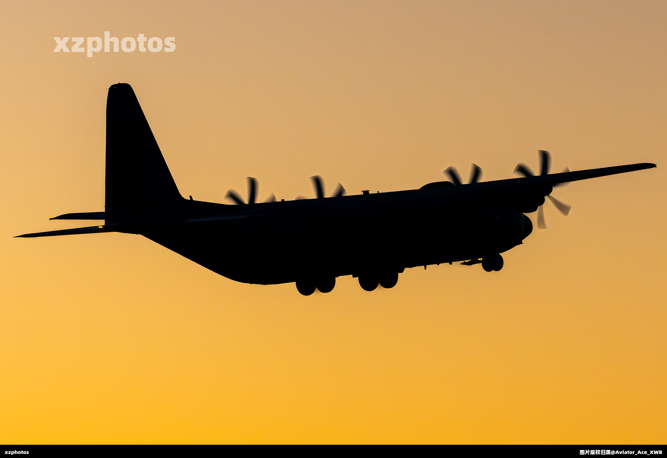 C130在夕阳下进行本场训练